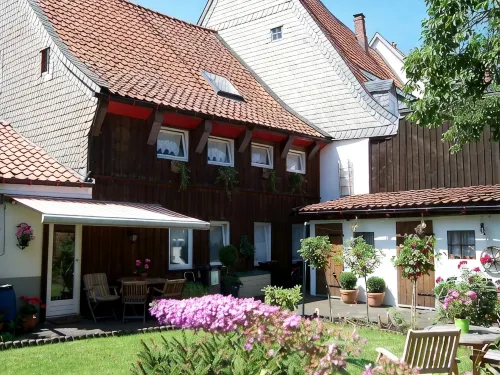 5 bedrooms, quiet town location, garden, 2 parking spaces, 200m to market square - 3 星級