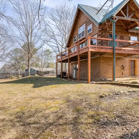Charming 2-bedroom cabin with AC, WiFi on private lake in Dunlap, Tennessee