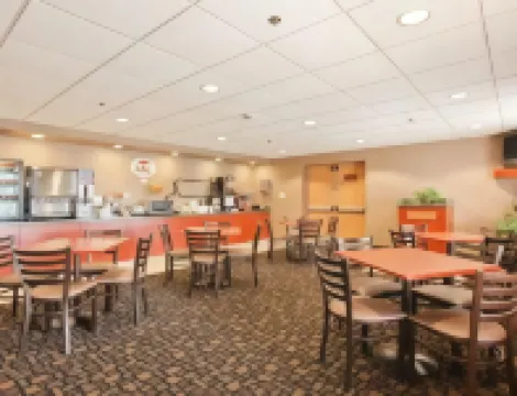 슈퍼 8 바이 윈덤 블루밍턴 에어포트