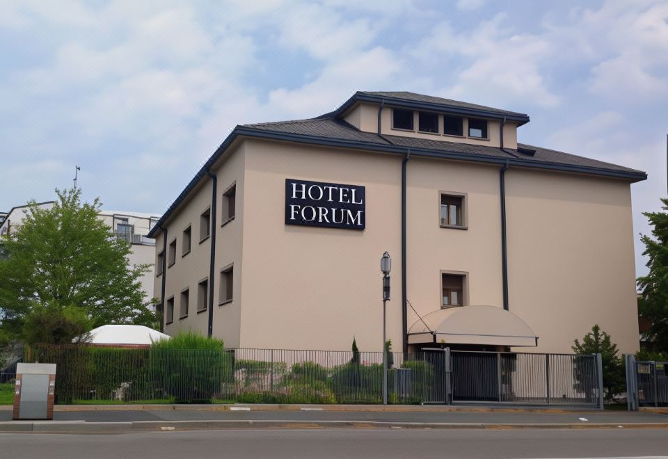 "a hotel with a sign that says "" hotel forum "" in front of a building under construction" at Hotel Forum