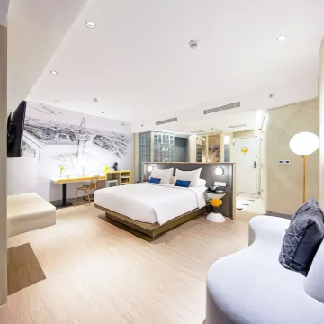 Yello Hotel Harmoni Hotels near National Monument