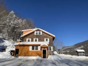 河畔轉角山林小屋