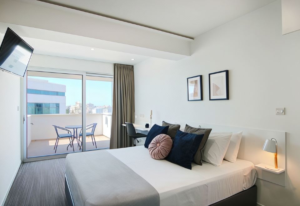 Phaedrus Living: Luxury Suite Nicosia 505 - Housity