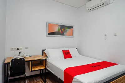 RedDoorz Plus near Patung Kuda Undip Hotel di Banyumanik