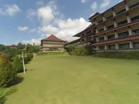 Queen Garden Hotel Managed by Salak Hospitality Hotel dekat De Damaran Wisata Alam