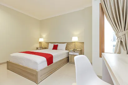 RedDoorz Premium Near Ragunan Zoo 2