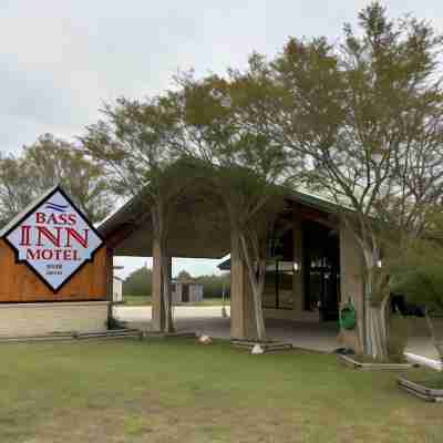 Bass Inn - Choke Canyon National Park Hotel Exterior