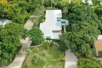 Beautifully Renovated 5 Bedroom Vero Beach 5 Home by RedAwning