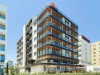 LIV Mackenzie Beach Suites Отели в г. 