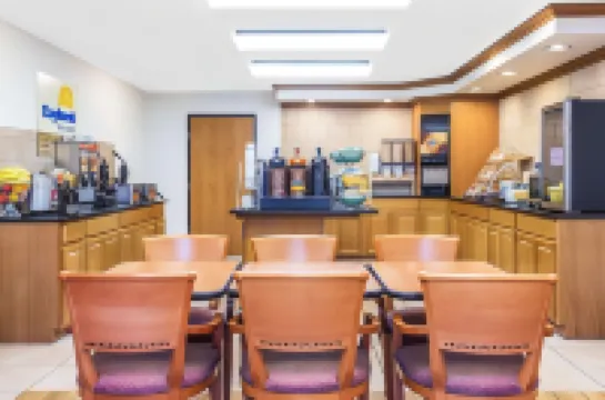 洛根戴斯套房酒店