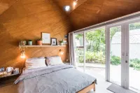 Mana Cottage Hotels in Cimenyan