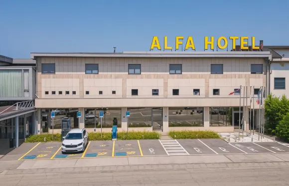 阿爾法博覽會酒店