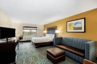 La Quinta Inn & Suites by Wyndham Emporia Hotel dekat Flint Hills Technical College