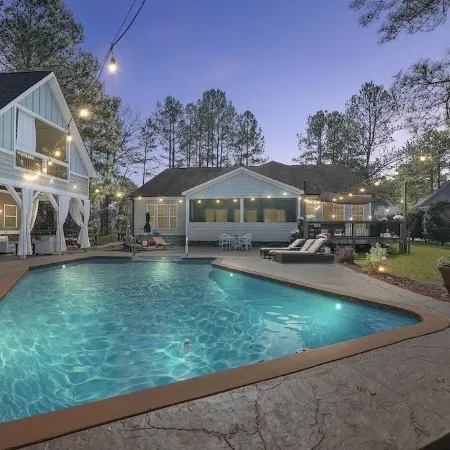 Private Pool with Pond Views - Pet Friendly - Near Downtown