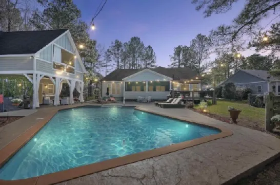 Private Pool with Pond Views - Pet Friendly - Near Downtown Hotels in 