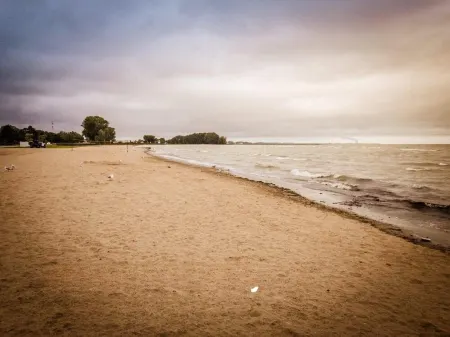 Family sized home 3 Minutes to the Jet Express and 30 minutes from Cedar Point!