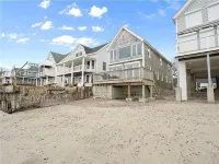 Cozy Ocean Front Retreat with Private Beach! - ติดทะเล