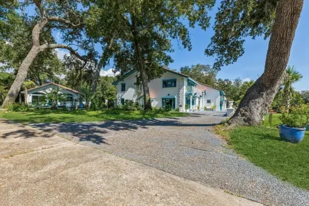 Bay-Front Dream Mansion and Large Guest House -20 minutes to beaches, 4 acres!