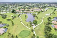 RARE FIND! Newly Renovated Home on Golf Course! St Andrews Square附近的飯店