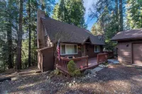 Kid & Pet Friendly Beautiful Fully Functioning Cabin Sleeps 8