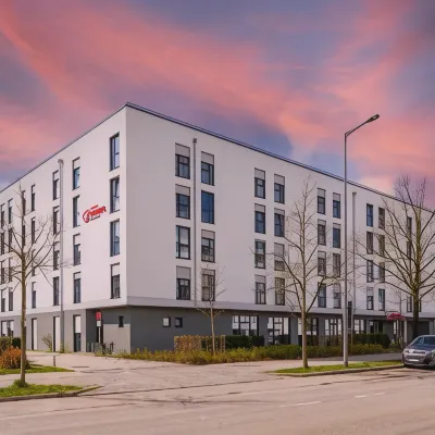 Ramada Encore by Wyndham Munich Messe Hotel dekat Stasiun Bawah Tanah Moosfeld