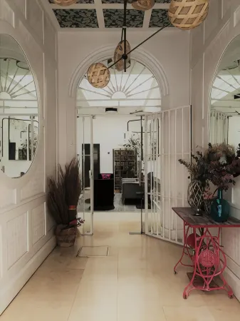 Hostal Hom Museo Отели рядом с достопримечательностью «Мост Изабеллы II»