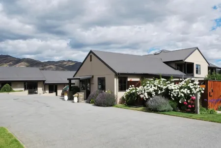 Carrick Lodge Motel Отели рядом с достопримечательностью «Wooing Tree Estate»