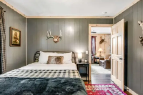 Lured Den - Private Lakefront Cottage - NEW HOT TUB!