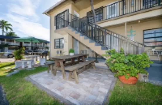 Tropic Isle Hotel & Apartment