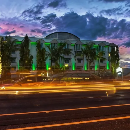 Cairns Sheridan Hotel Отели рядом с достопримечательностью «Кладбище Мак-Леод стрит Пайонир»