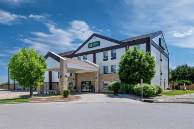 Quality Inn & Suites Hotel in zona Flint Hills Discovery Center