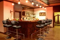 Purple Palms Resort & Spa Coorg, a member of Radisson Individuals Premier - bar