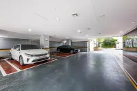 White Tourist Hotel - parkir