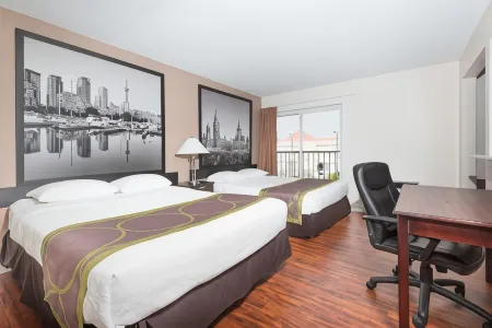 Super 8 by Wyndham Cambridge/Kitchener/Waterloo Area Отели рядом с достопримечательностью «Кеймбридж Скалпчер Гарден»