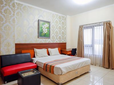 Pineapple Mansion Solo Mitra RedDoorz Near RS Jih Solo