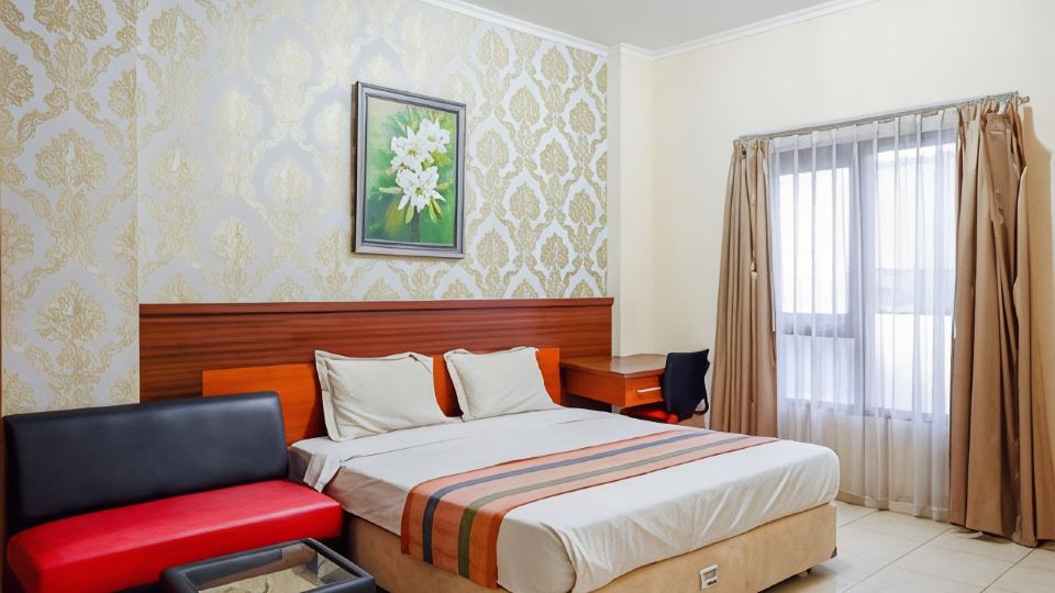 Pineapple Mansion Solo Mitra RedDoorz Near RS Jih Solo