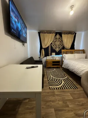 OYO Unique Guestroom - Farnworth, Easy Access to Bolton Hotels near Farnworth