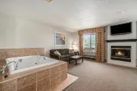 Days Inn & Suites by Wyndham Traverse City - parking