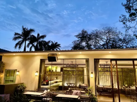 Kingston Resort Отели рядом с достопримечательностью «Moti Jheel»