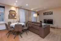 Baltic Amber in Diplomatic District & Free Parking
