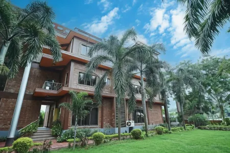 Whispering Woods Inn - Stay & Enjoy in Nature !