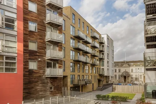 Modern 2Bed 2Bath with Balcony Next to Dlr Station