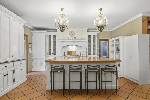 Thistle Hill Guesthouse - Walk to Many Wineries and Restaurants - 4-Star