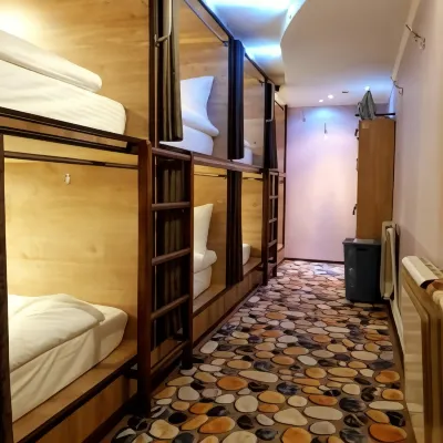 Usadba 50 Mini-Hotel 旅人の像周辺のホテル