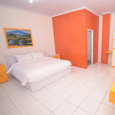 Lima Residence Kedaton Отели в г. Kedaton