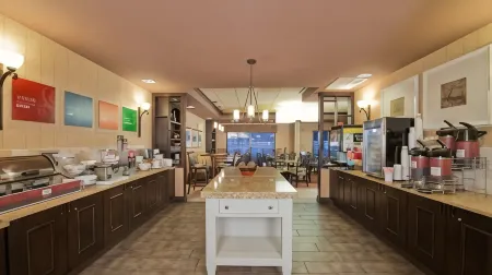 Russell Inn & Suites Отели в г. Октибэха