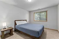 Private Lakefront Urban Oasis. Great Views. Boat, Fish, Jetski, Kayak, or Relax! Các khách sạn ở Spanaway