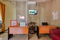 RedDoorz Syariah Near Airlangga University Campus B