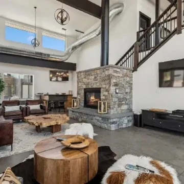 15 Mins. to Ski Resort, Clubhouse Hot Tub + Steam Room, 5 Mins. to Downtown WF