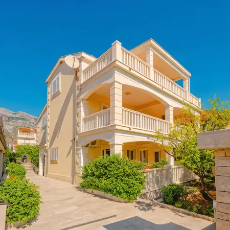 Apartments Mladenka Hotels in Orebic